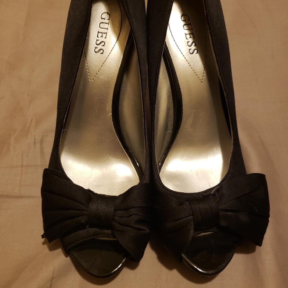 Guess peep toe pumps